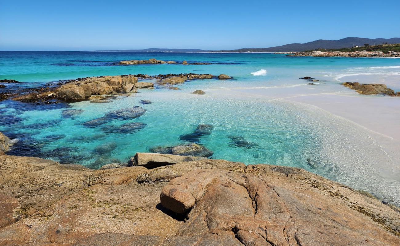 Suicide Beach'in fotoğrafı beyaz kum yüzey ile