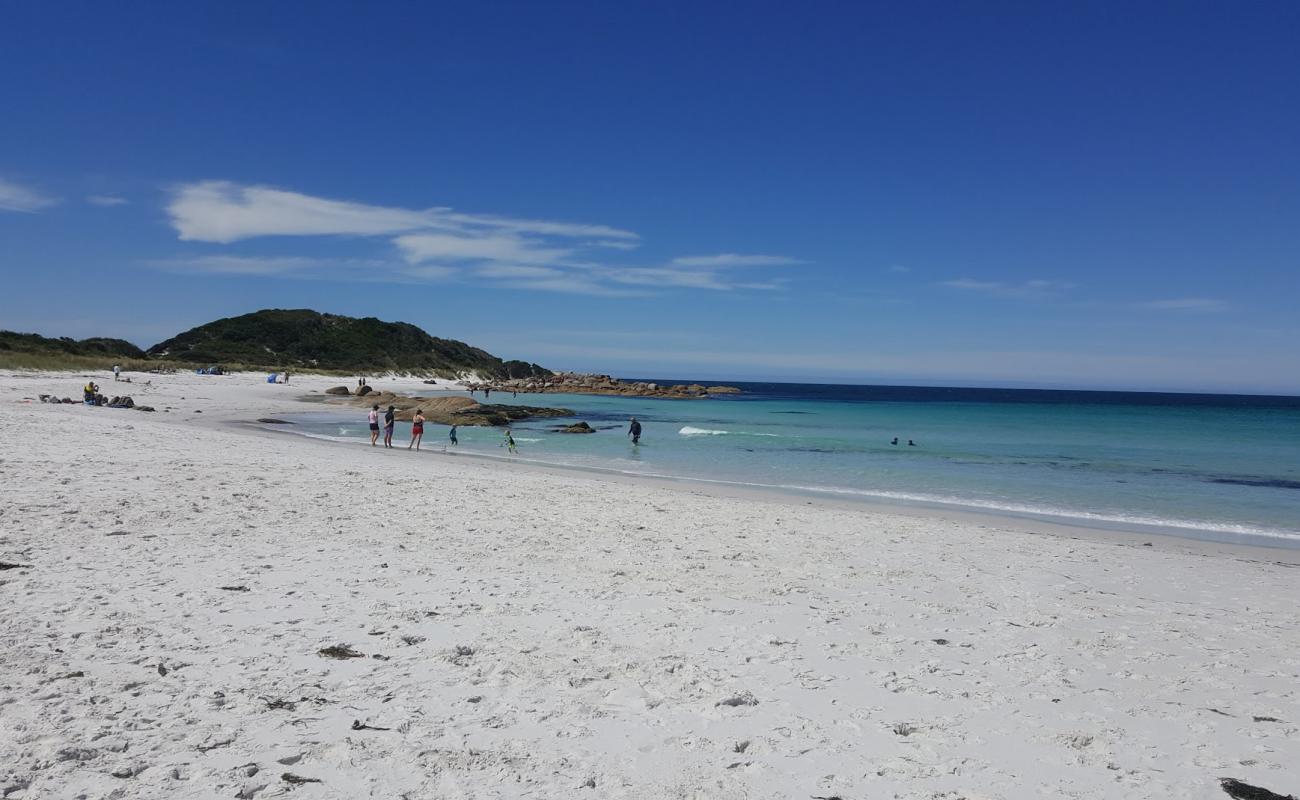 Jeanneret Beach'in fotoğrafı beyaz kum yüzey ile