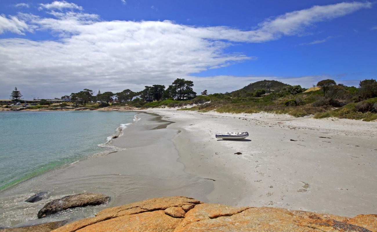 Waubs Beach'in fotoğrafı bej kum ve kayalar yüzey ile