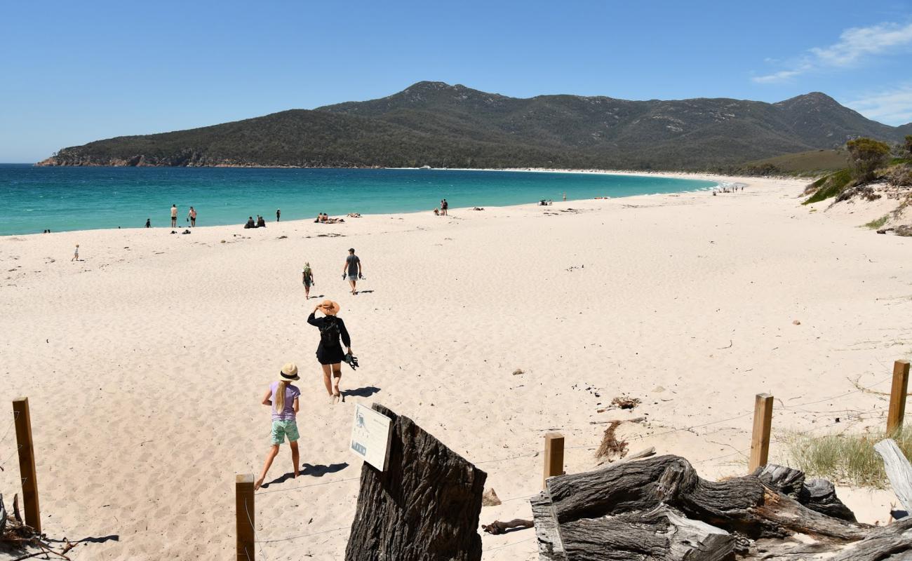 Wineglass Bay Beach'in fotoğrafı parlak kum yüzey ile