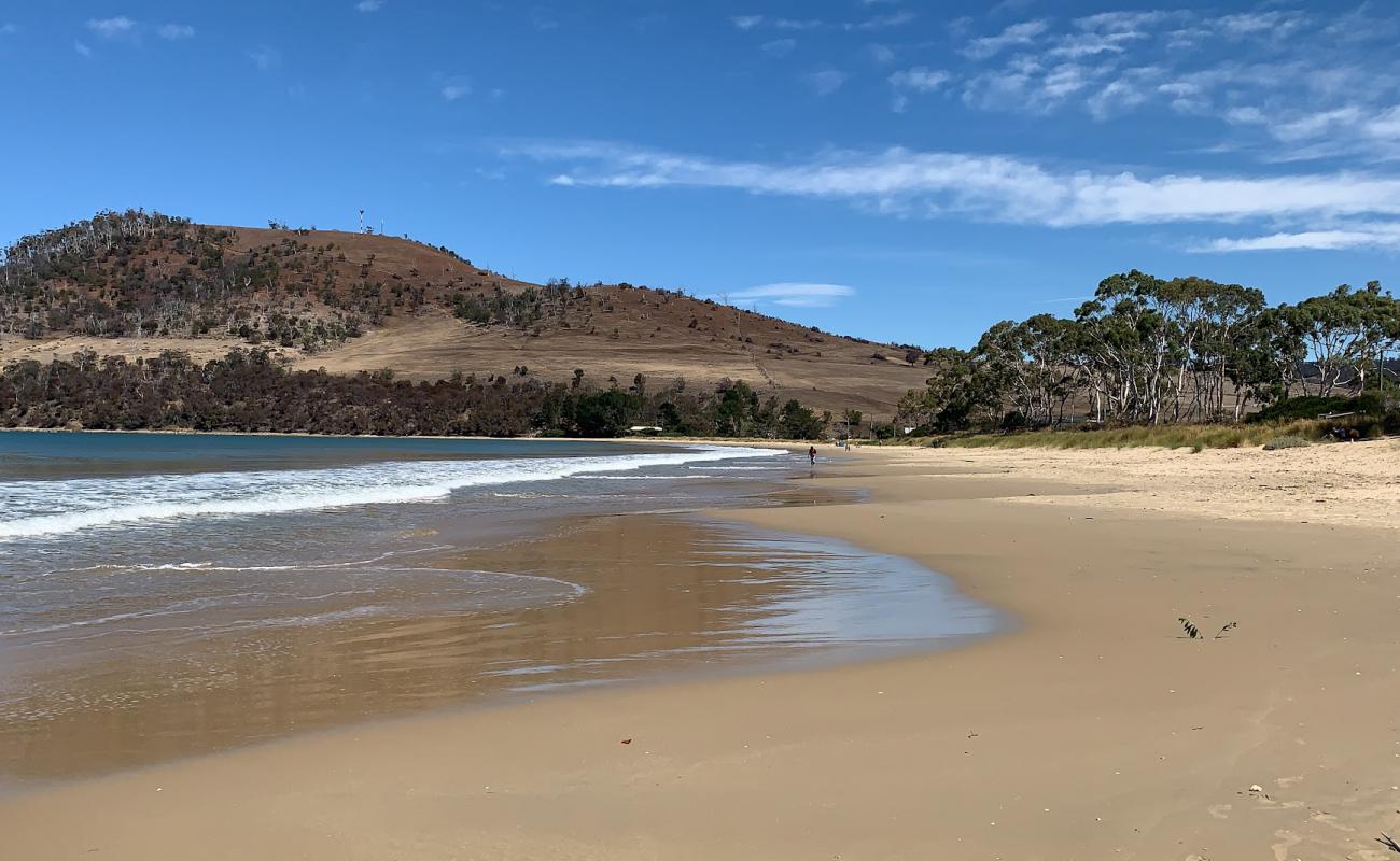 Seven Mile Beach'in fotoğrafı i̇nce bej kum yüzey ile