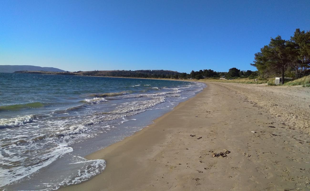 South Arm Beach'in fotoğrafı açık bej kum yüzey ile