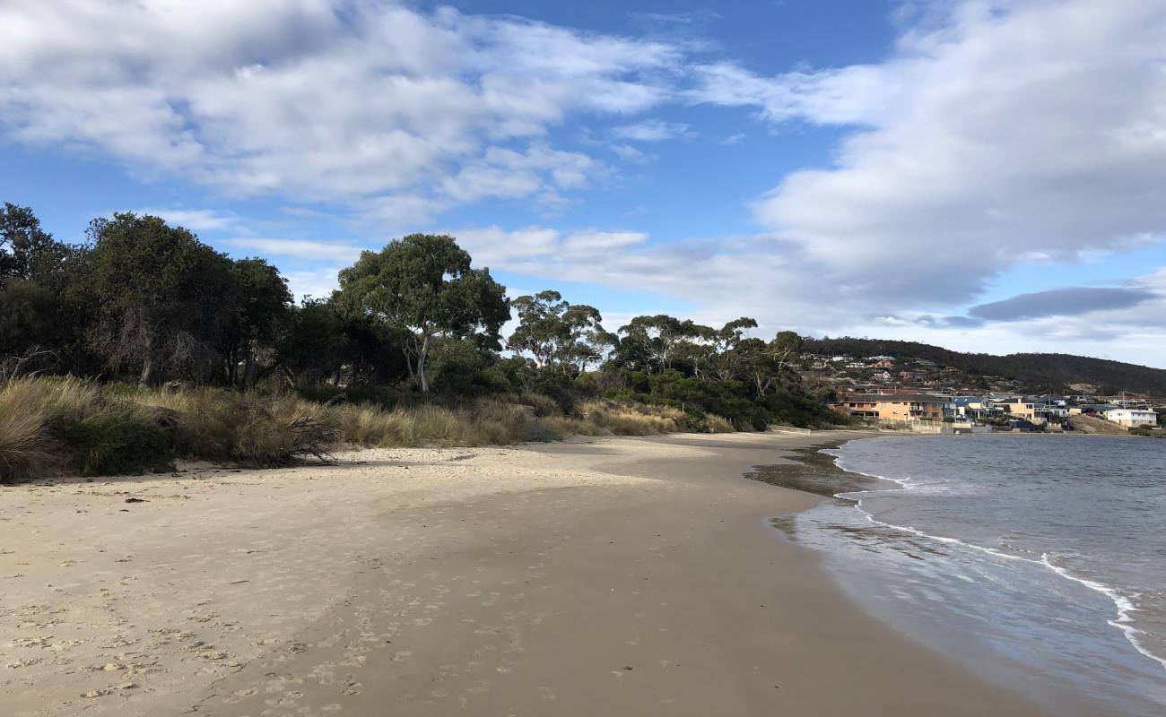 Little Howrah Beach'in fotoğrafı parlak kum yüzey ile