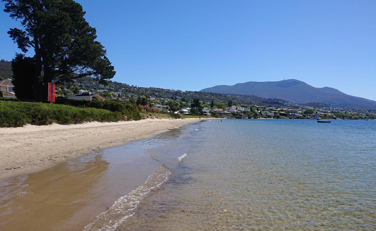 Nutgrove Beach'in fotoğrafı parlak kum yüzey ile