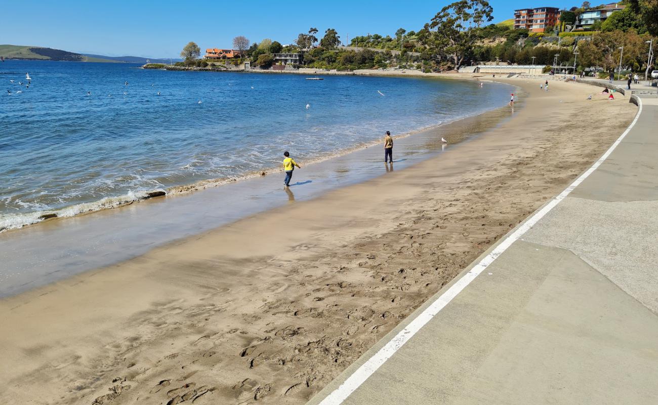 Long Beach Sandy Bay'in fotoğrafı parlak kum yüzey ile