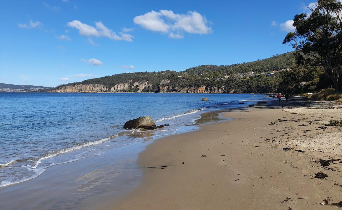 Taroona Beach'in fotoğrafı parlak kum yüzey ile