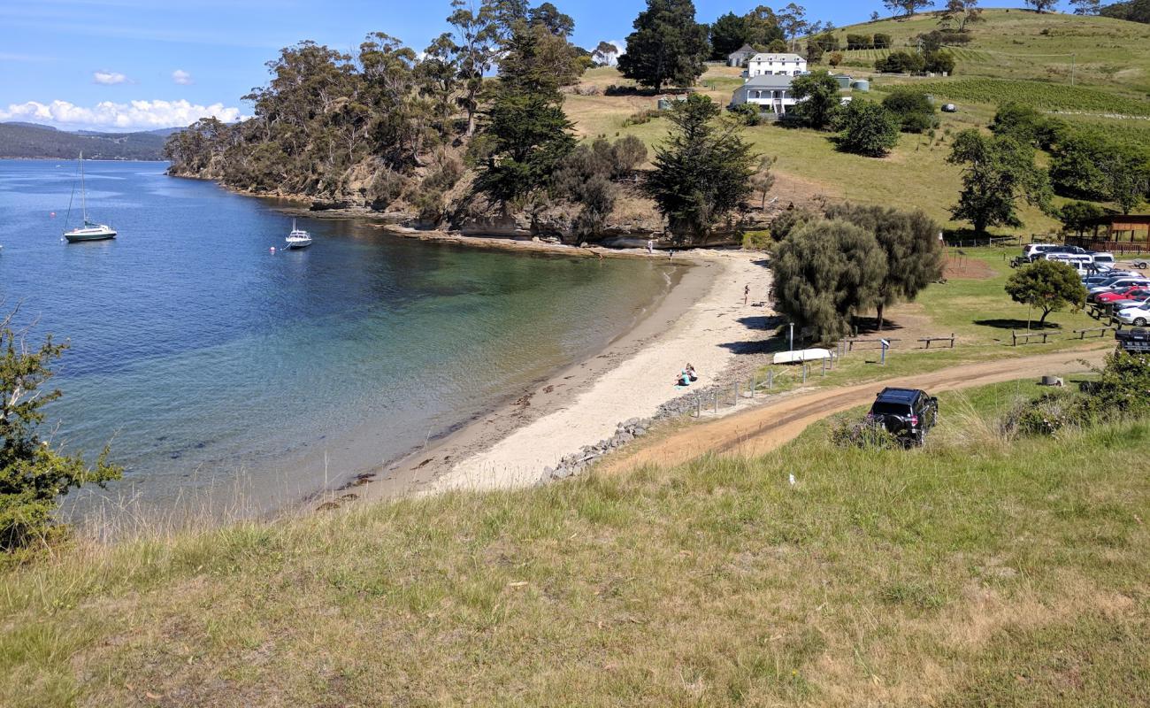 Tinderbox Beach'in fotoğrafı parlak kum yüzey ile