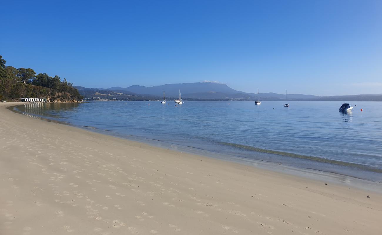 Coningham Beach'in fotoğrafı - rahatlamayı sevenler arasında popüler bir yer