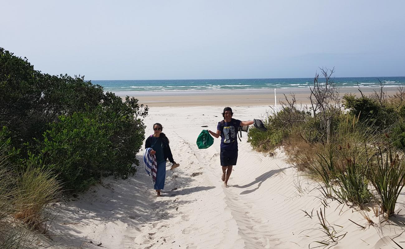 Seven Mile Beach'in fotoğrafı i̇nce bej kum yüzey ile