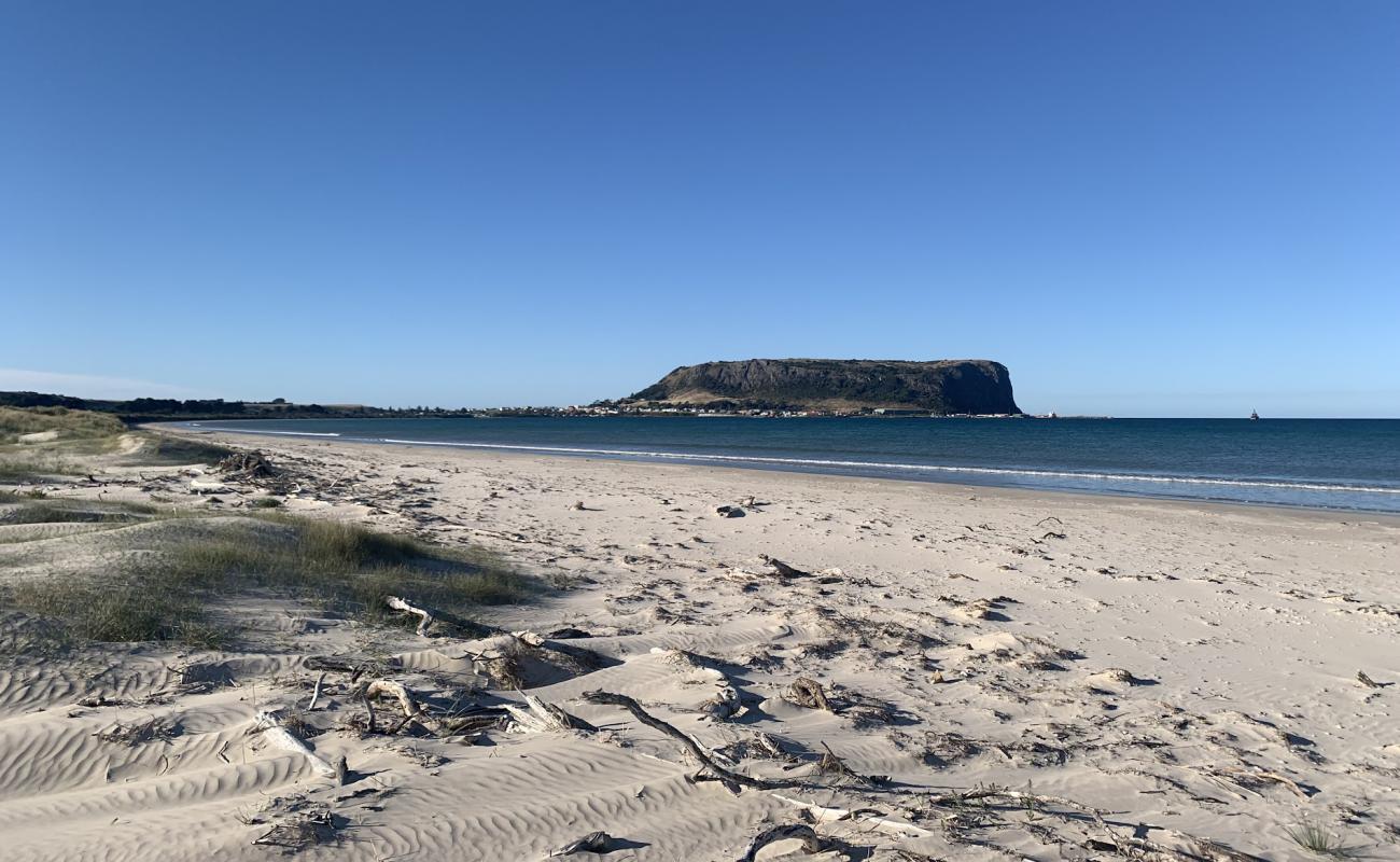 Tatlows Beach'in fotoğrafı i̇nce bej kum yüzey ile