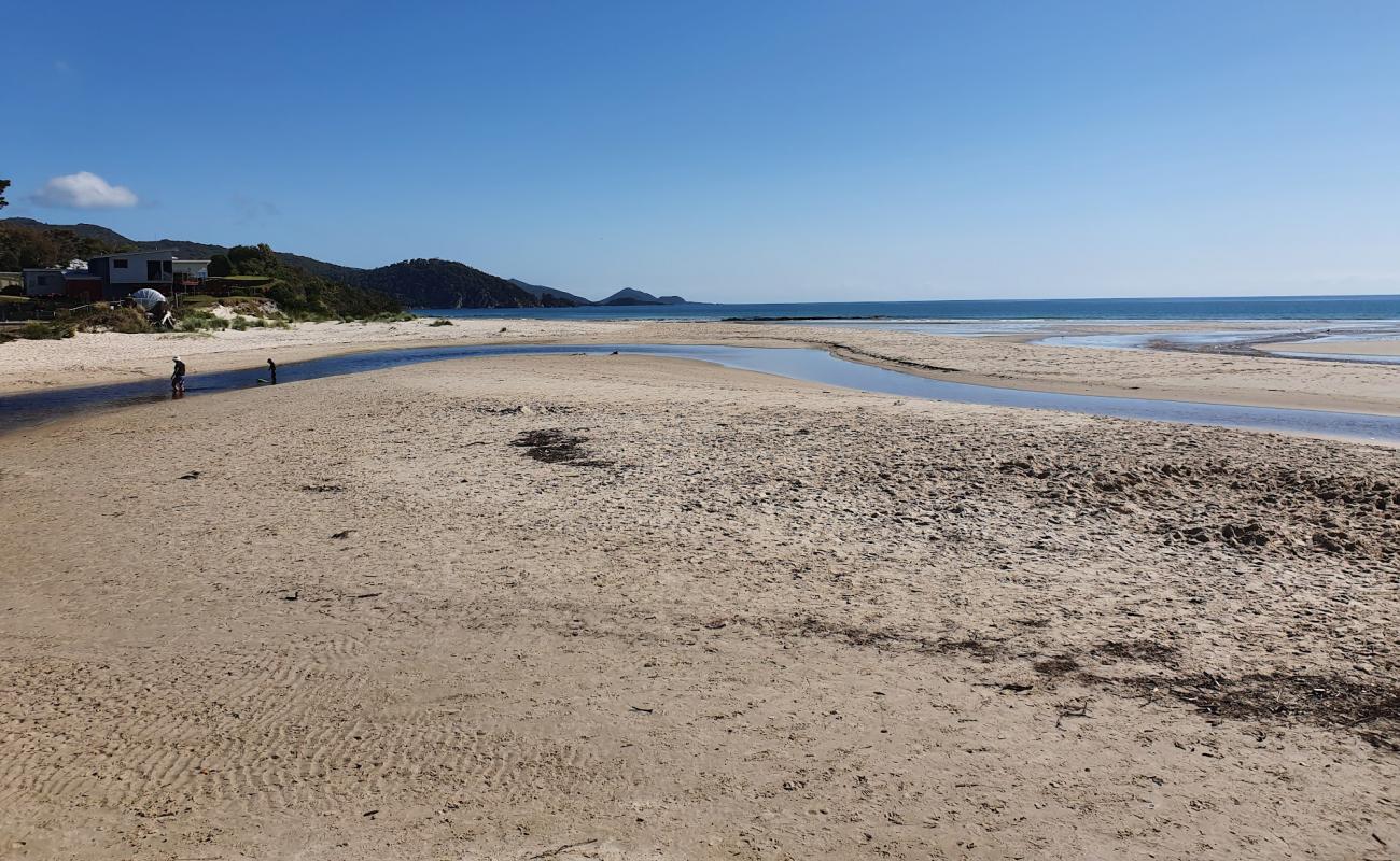 Sisters Beach'in fotoğrafı parlak kum yüzey ile