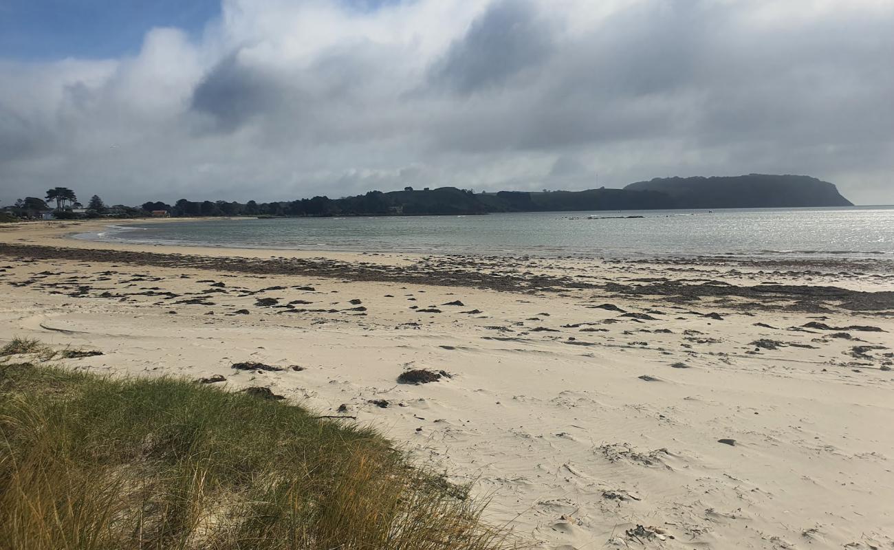 East Wynyard Beach'in fotoğrafı bej kum ve kayalar yüzey ile