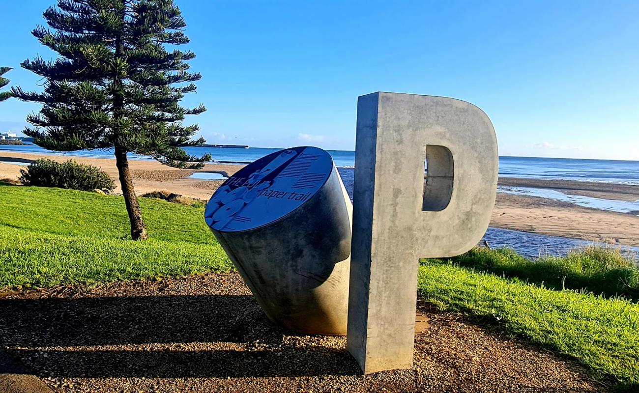 Wivenhoe Beach'in fotoğrafı açık bej kum yüzey ile