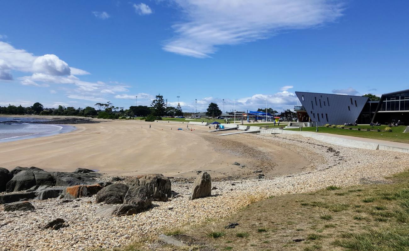 Bluff Beach'in fotoğrafı parlak kum yüzey ile