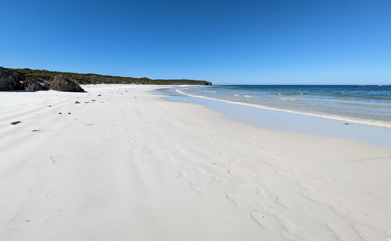 Wheaton's Beach'in fotoğrafı beyaz kum yüzey ile