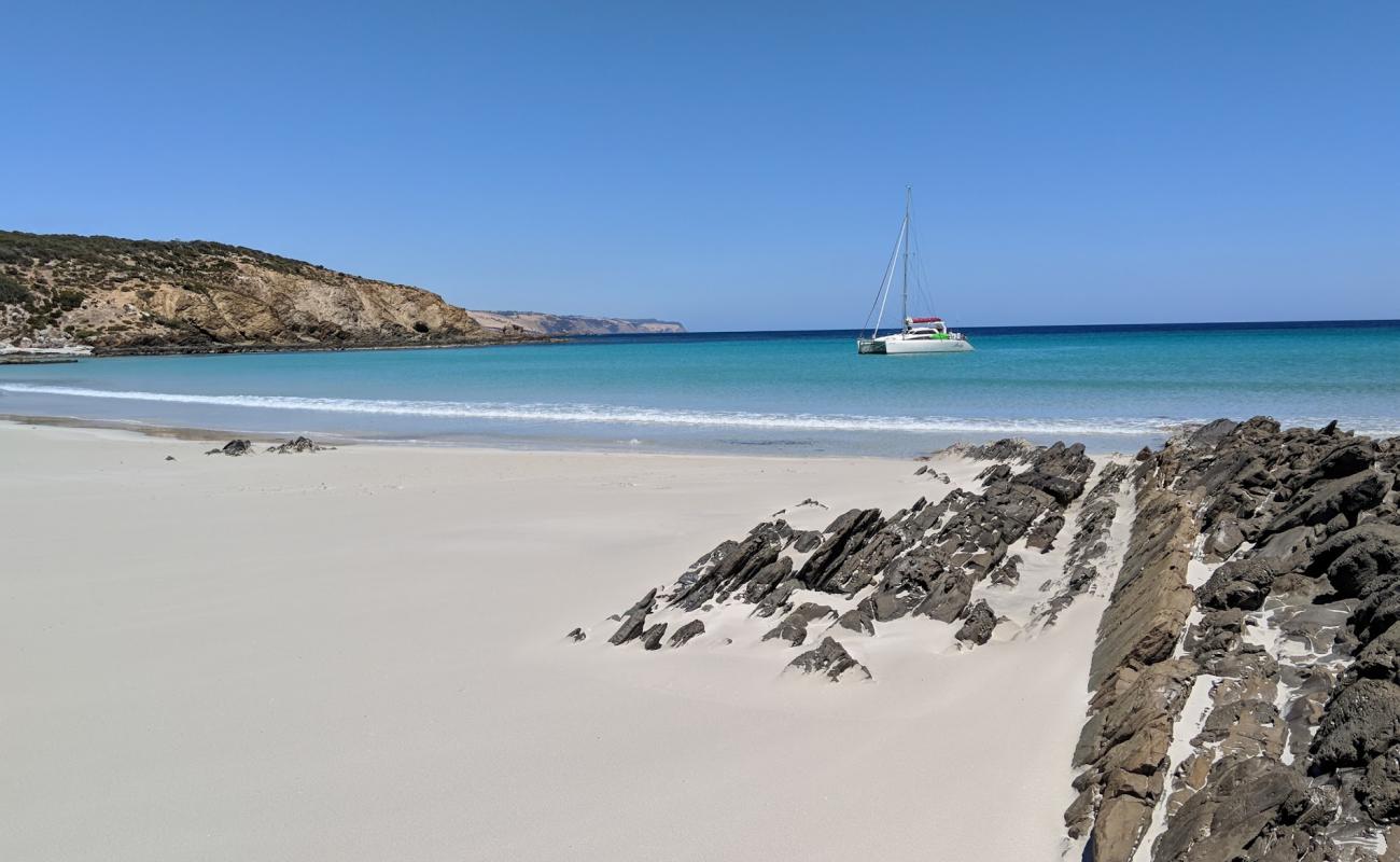 King George Beach'in fotoğrafı beyaz kum yüzey ile