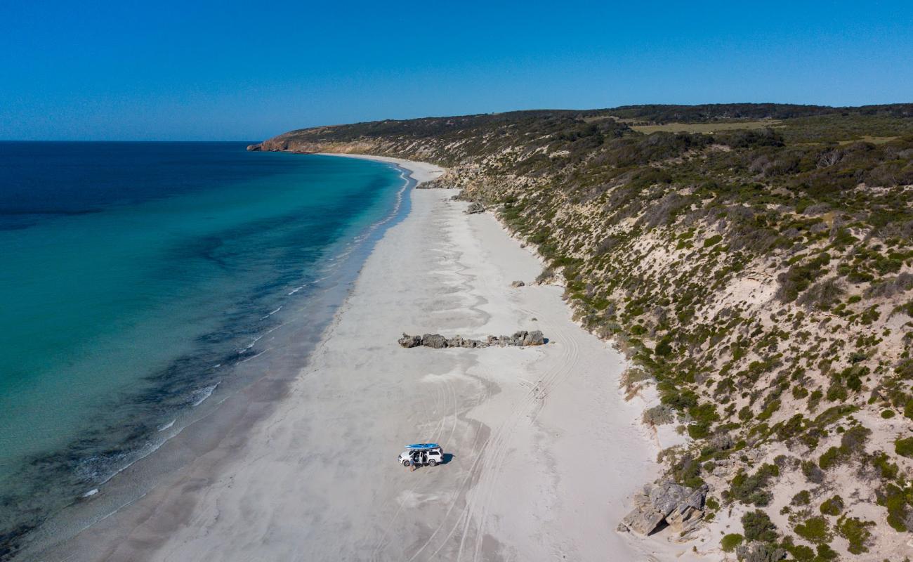 Emu Bay Beach'in fotoğrafı parlak kum yüzey ile