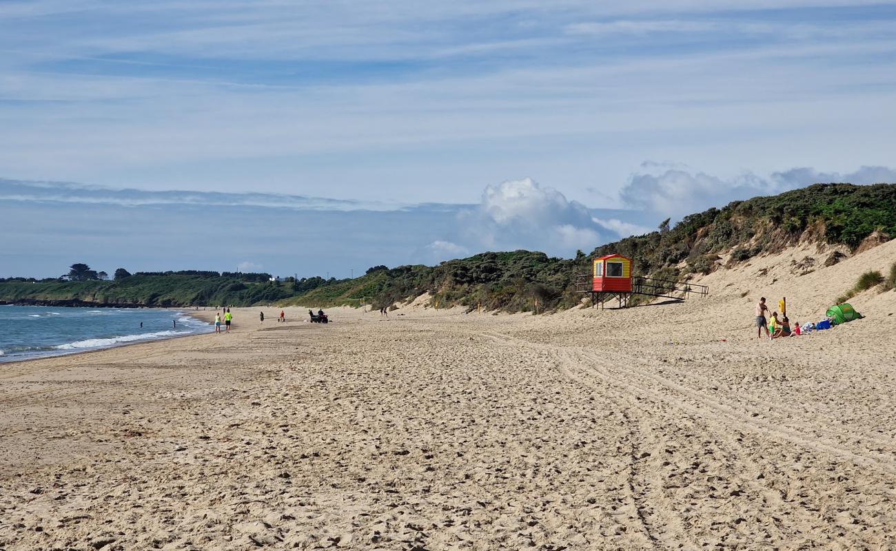 Brittas Bay Beach'in fotoğrafı parlak kum yüzey ile