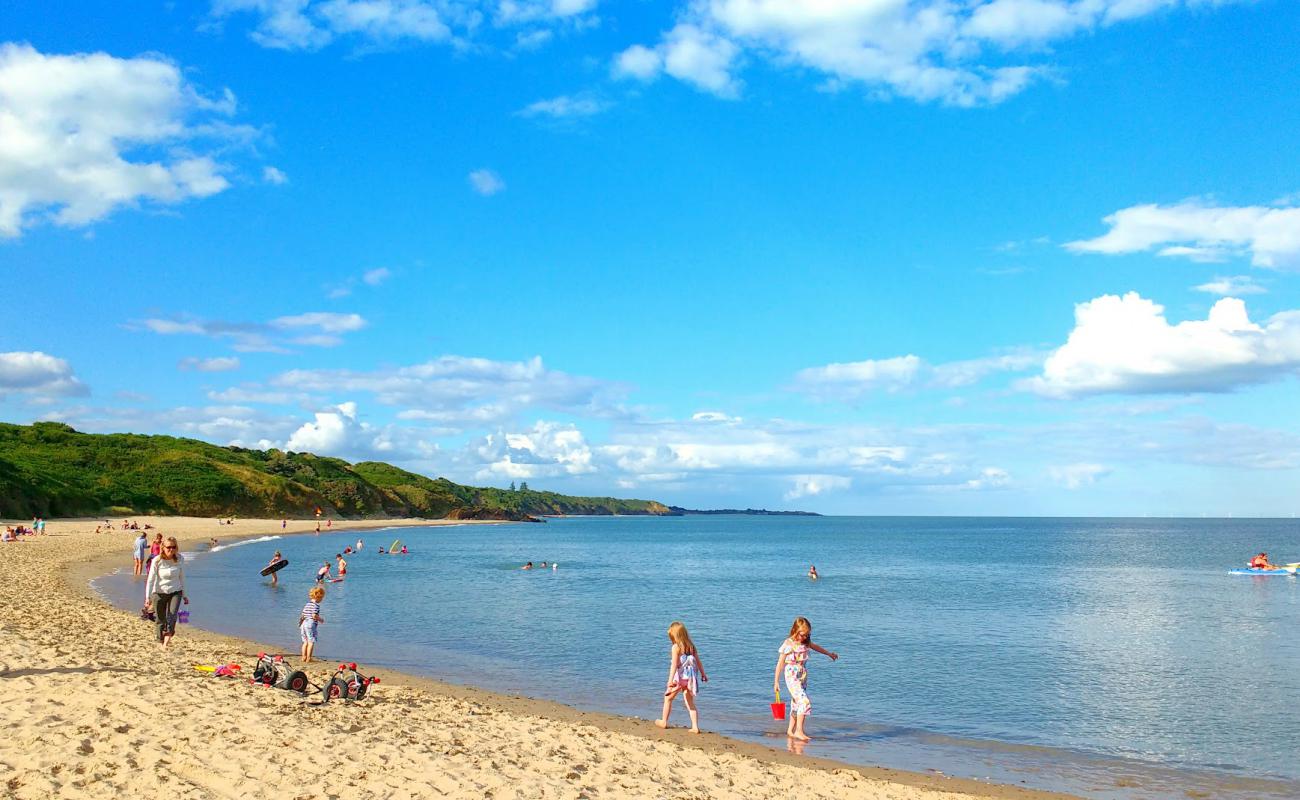 Ballymoney Beach'in fotoğrafı parlak kum yüzey ile