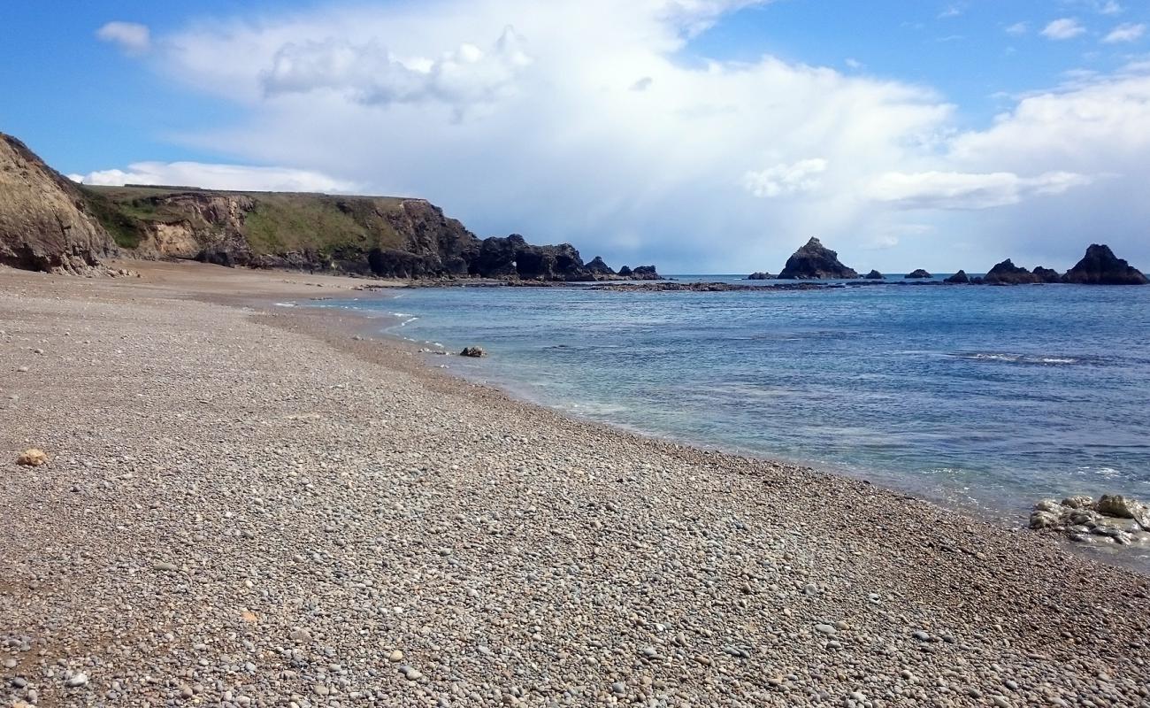 Garrarus Beach'in fotoğrafı dağlarla çevrili