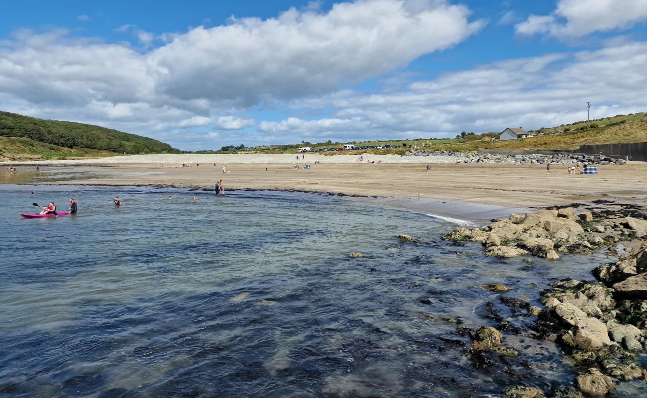 Kilmurrin Beach'in fotoğrafı bej kum ve çakıl yüzey ile