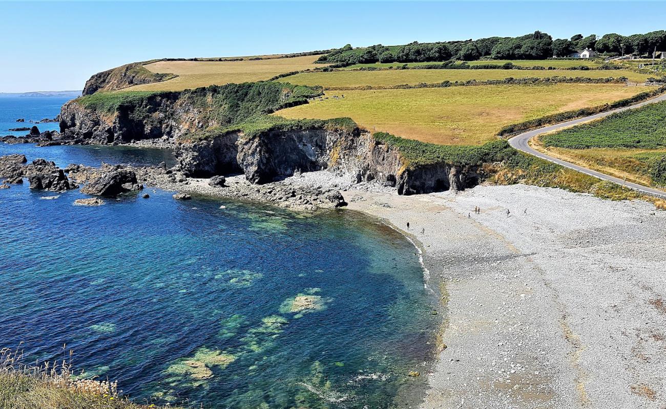 Ballyvooney Cove Beach'in fotoğrafı çakıl ile kum yüzey ile