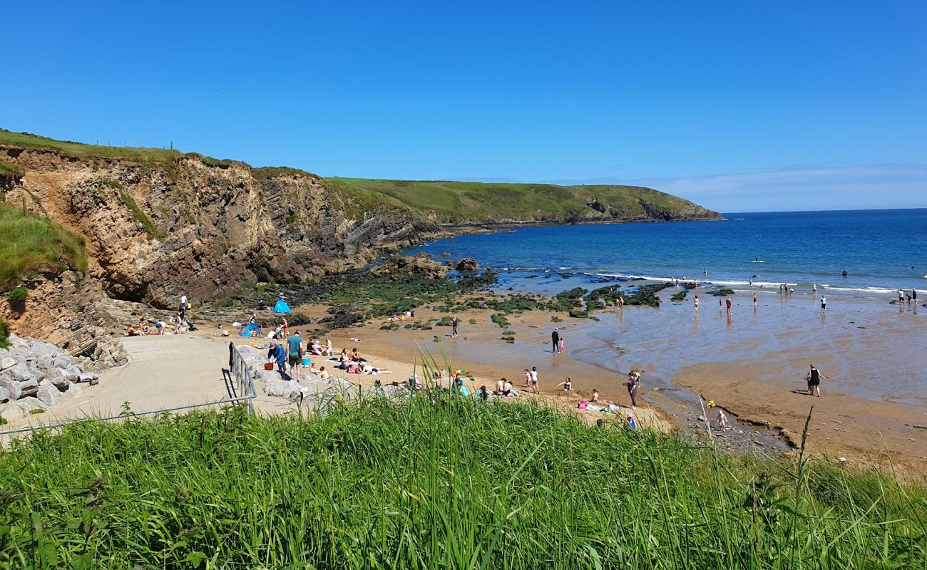 Rocky Bay Beach'in fotoğrafı parlak kum ve kayalar yüzey ile