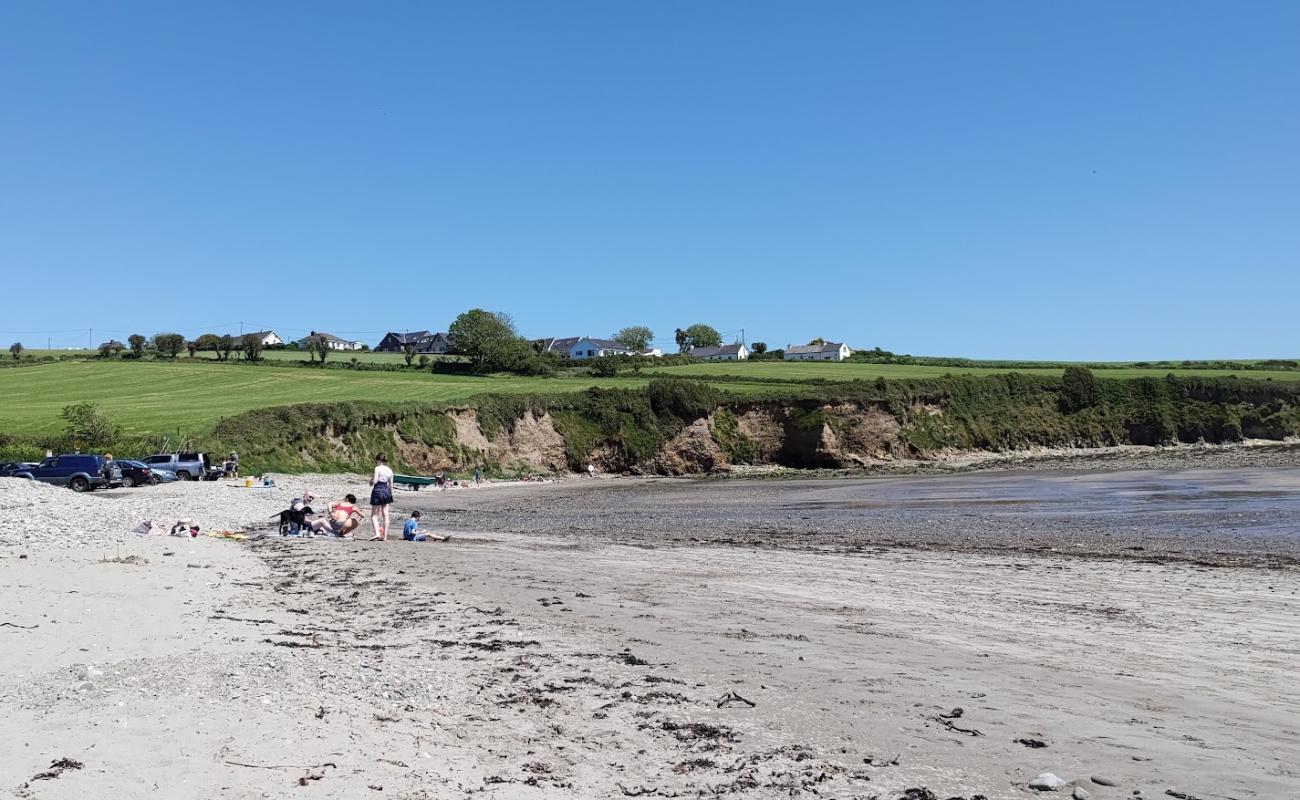 Broadstrand Bay Beach'in fotoğrafı parlak kum ve kayalar yüzey ile