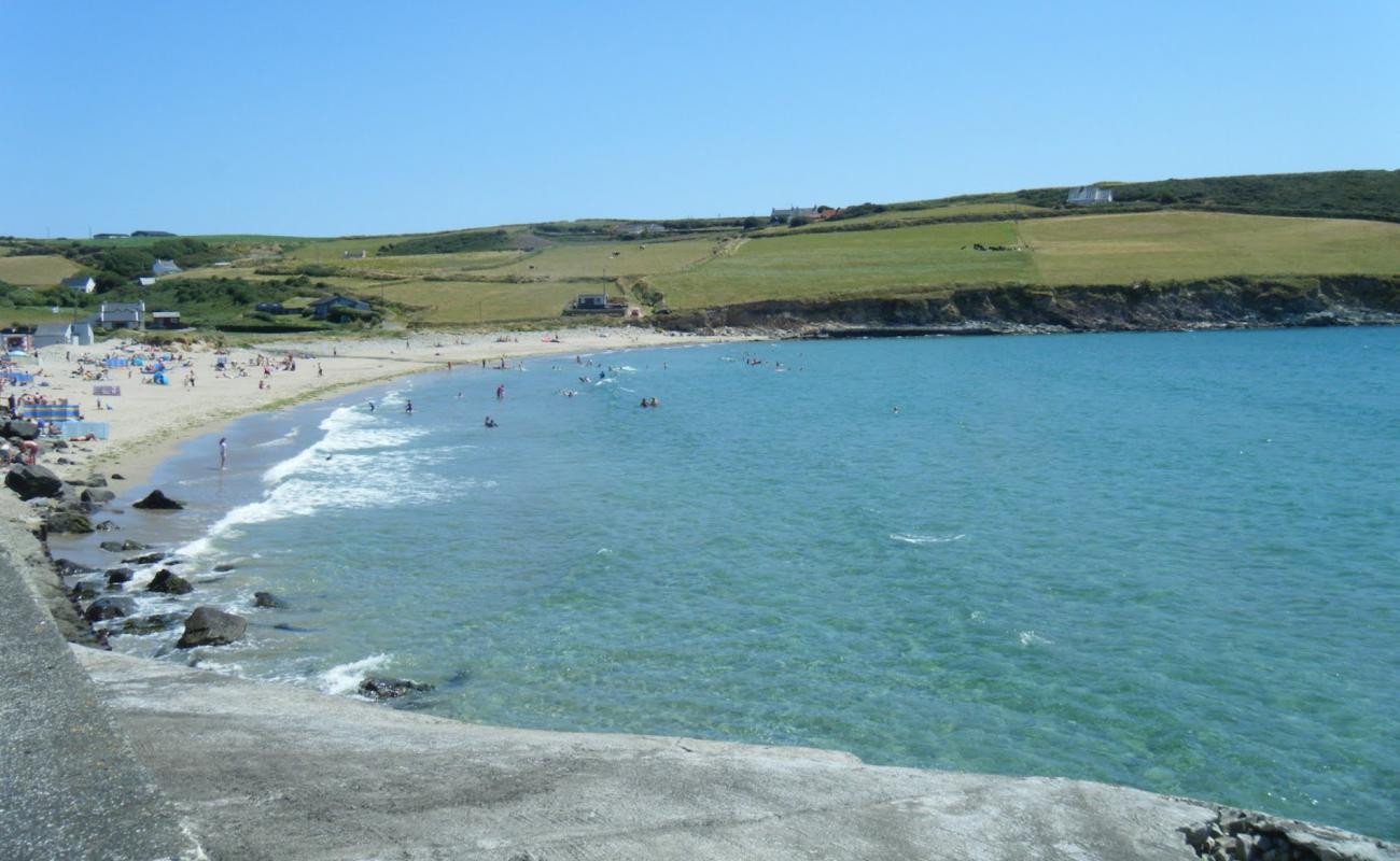 Red Strand Beach'in fotoğrafı parlak kum yüzey ile