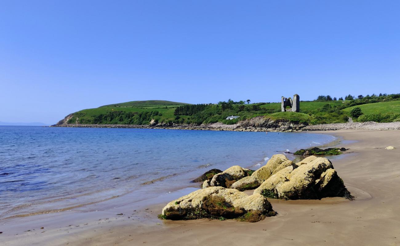 Minard Beach'in fotoğrafı çakıl ile kum yüzey ile