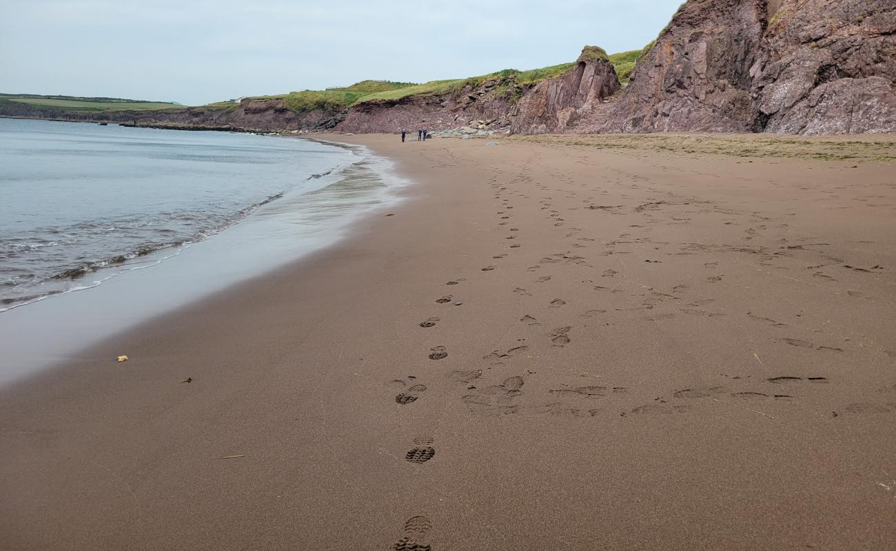Kinard Beach'in fotoğrafı bej kum ve kayalar yüzey ile