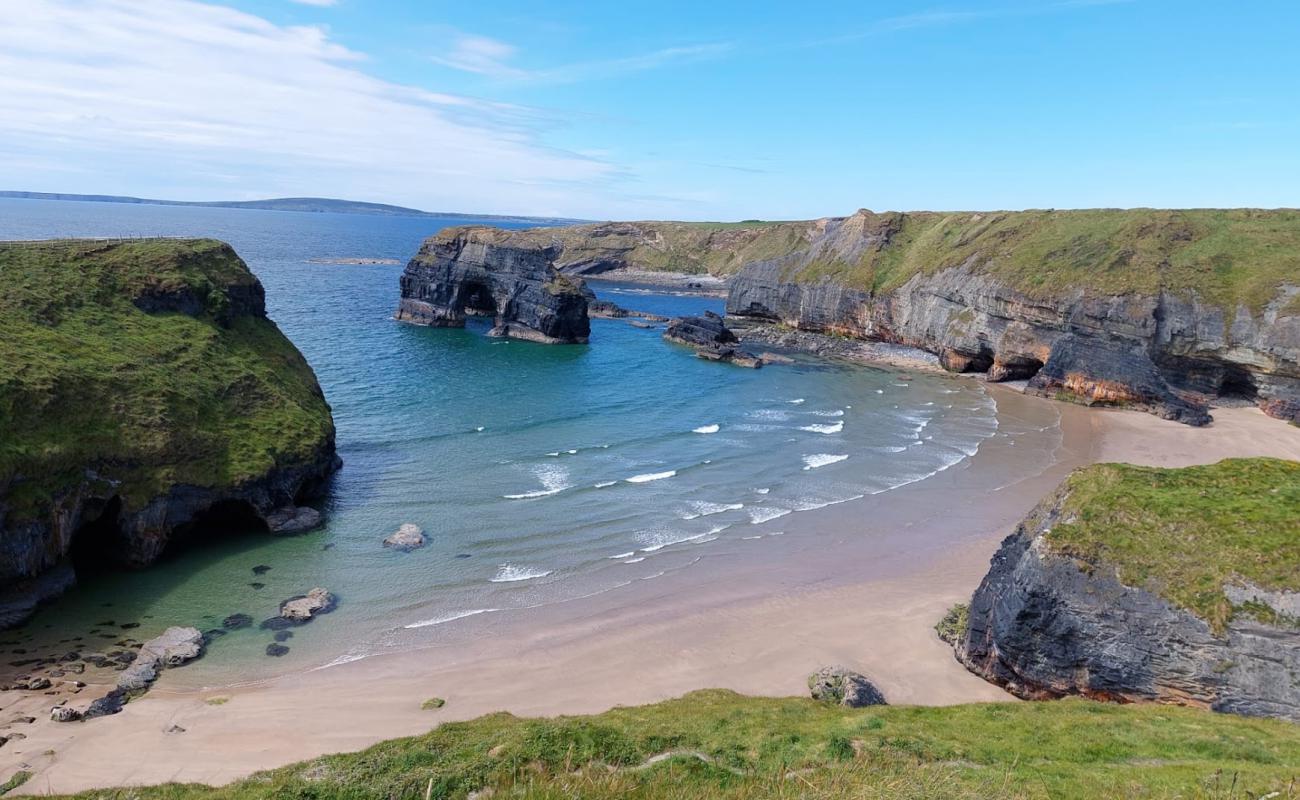 Nuns Beach'in fotoğrafı parlak kum yüzey ile