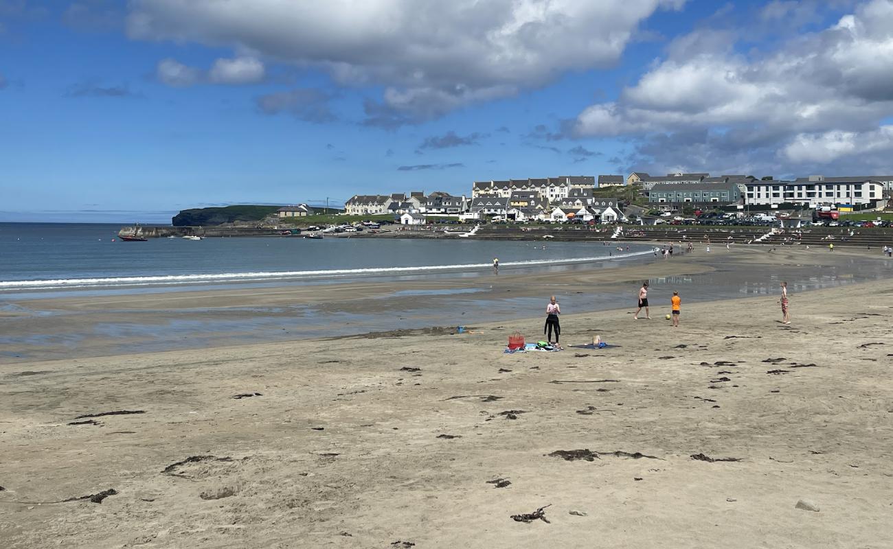 Kilkee Bay Beach'in fotoğrafı parlak kum yüzey ile