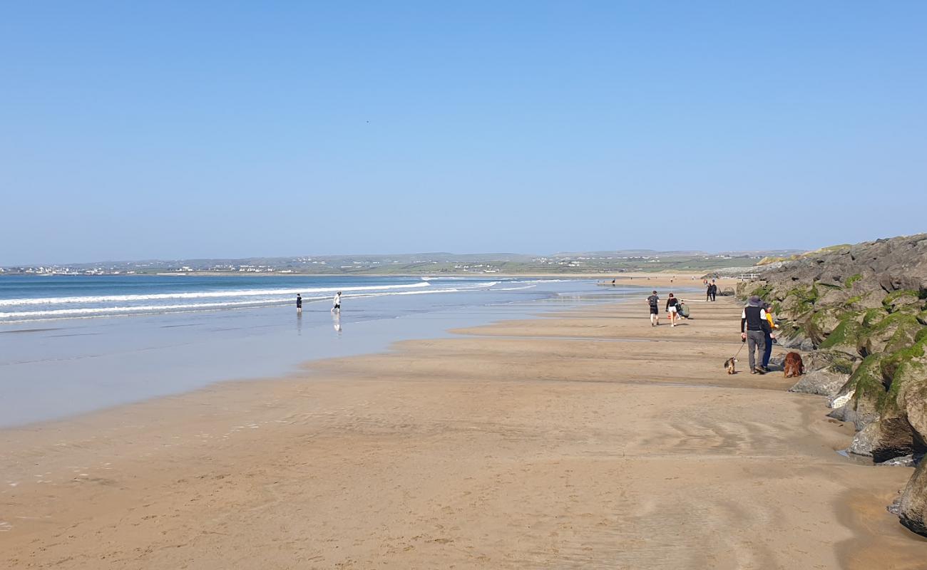 Lahinch Beach'in fotoğrafı parlak ince kum yüzey ile