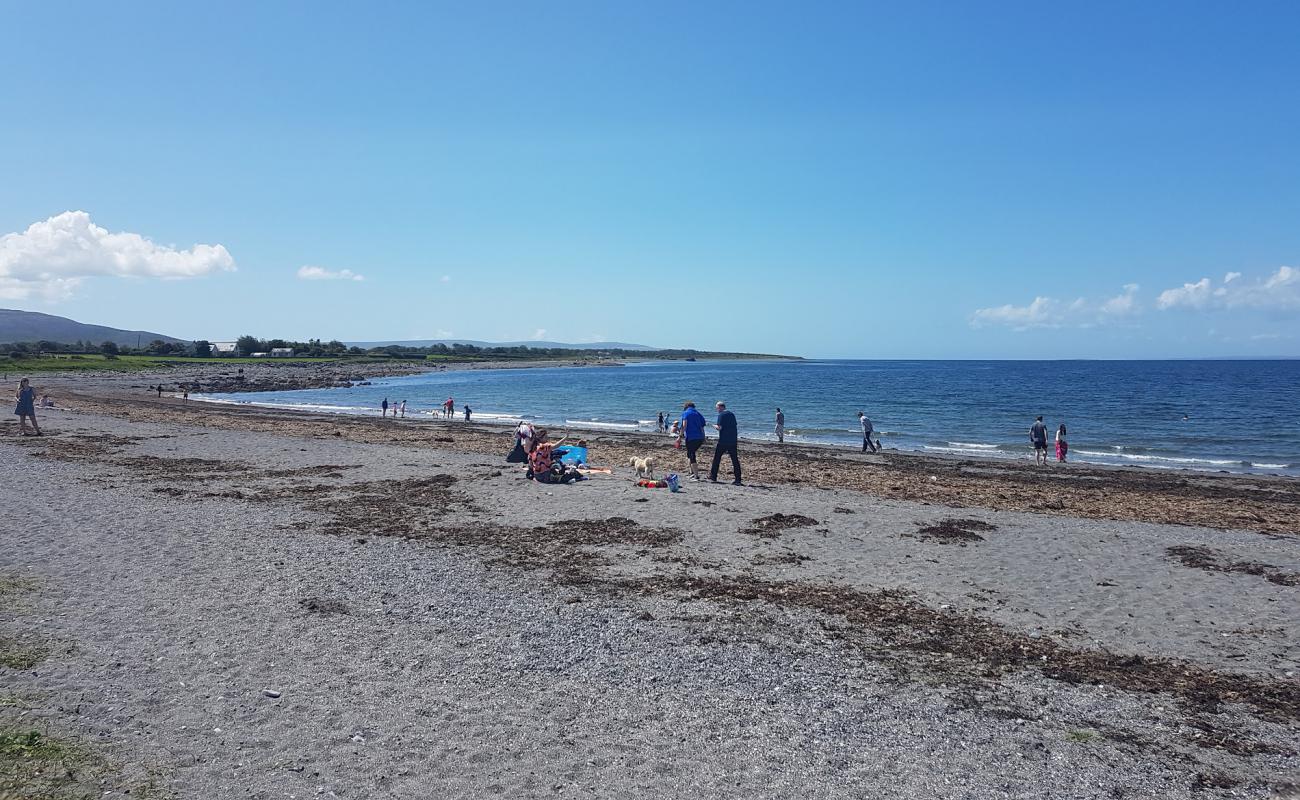 Traught Beach'in fotoğrafı küçük gri çakıllar yüzey ile