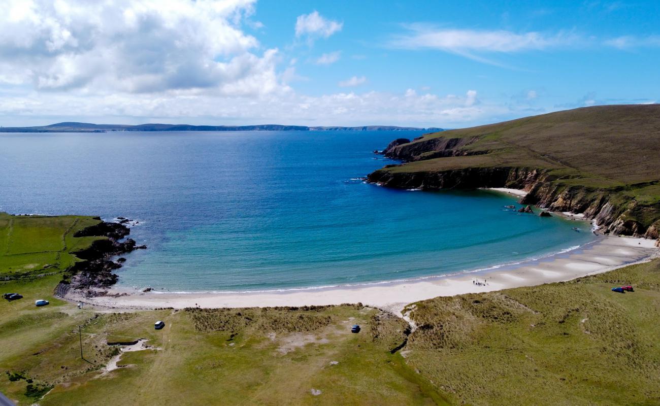 Rinroe Beach'in fotoğrafı parlak kum yüzey ile