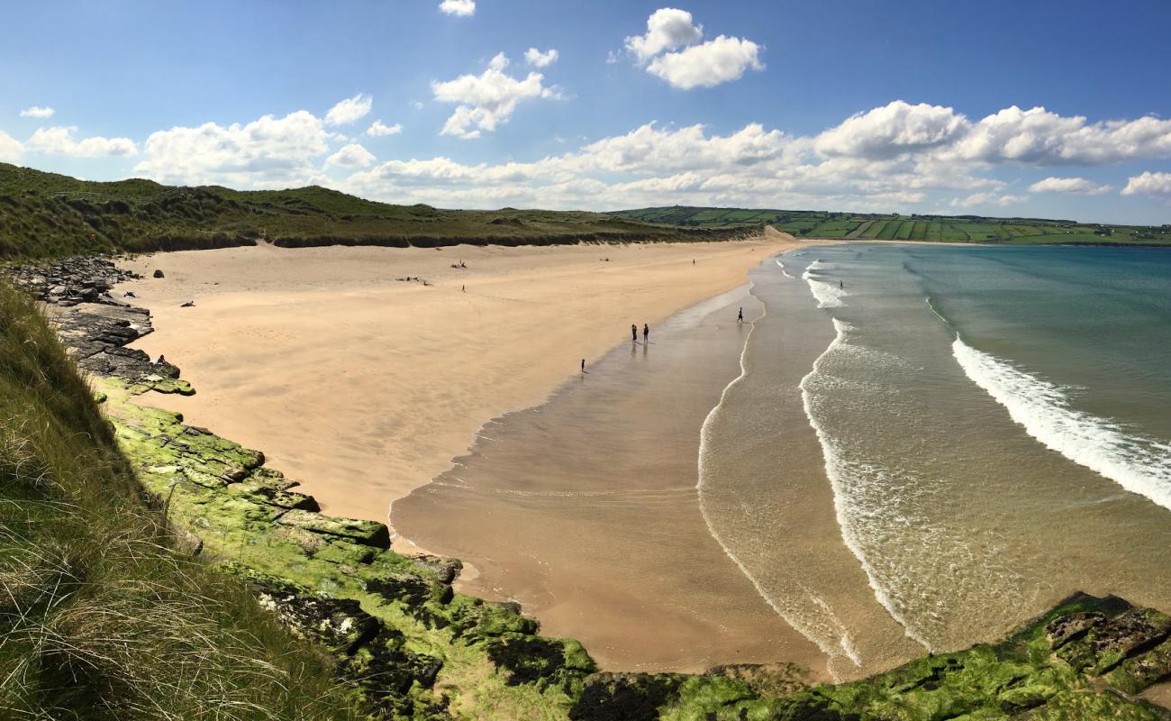 Carrowmore Beach'in fotoğrafı açık bej kum yüzey ile