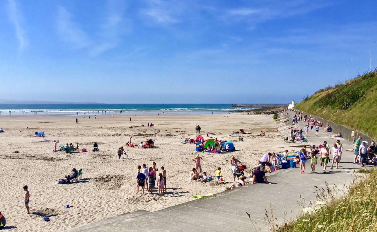 Enniscrone Beach'in fotoğrafı parlak kum yüzey ile