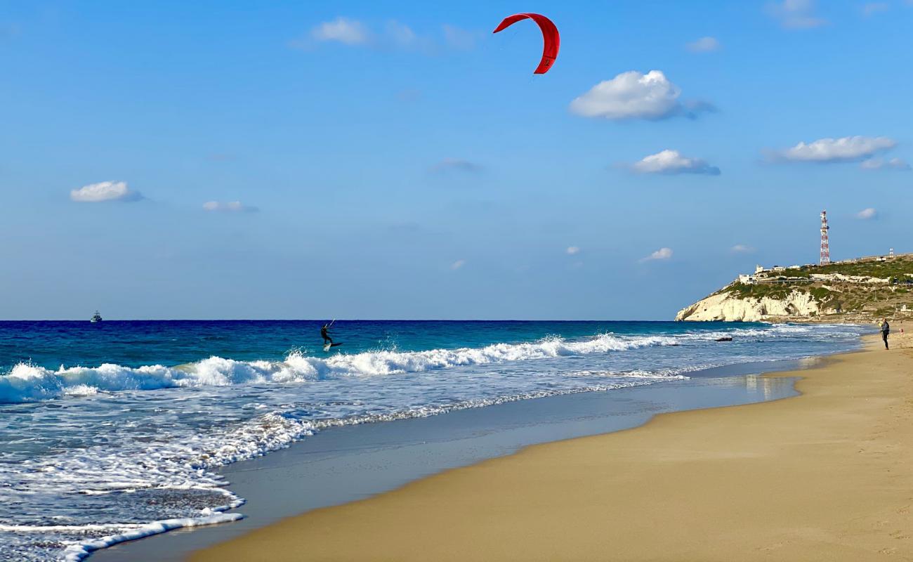 Yefet's beach'in fotoğrafı açık bej kum yüzey ile