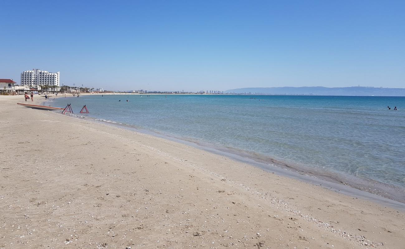 Argaman beach'in fotoğrafı parlak kum yüzey ile