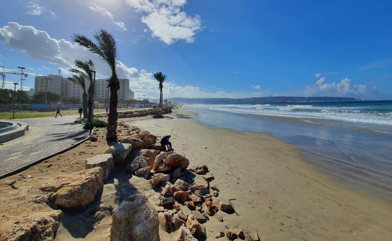 Zvulun beach'in fotoğrafı açık bej kum yüzey ile