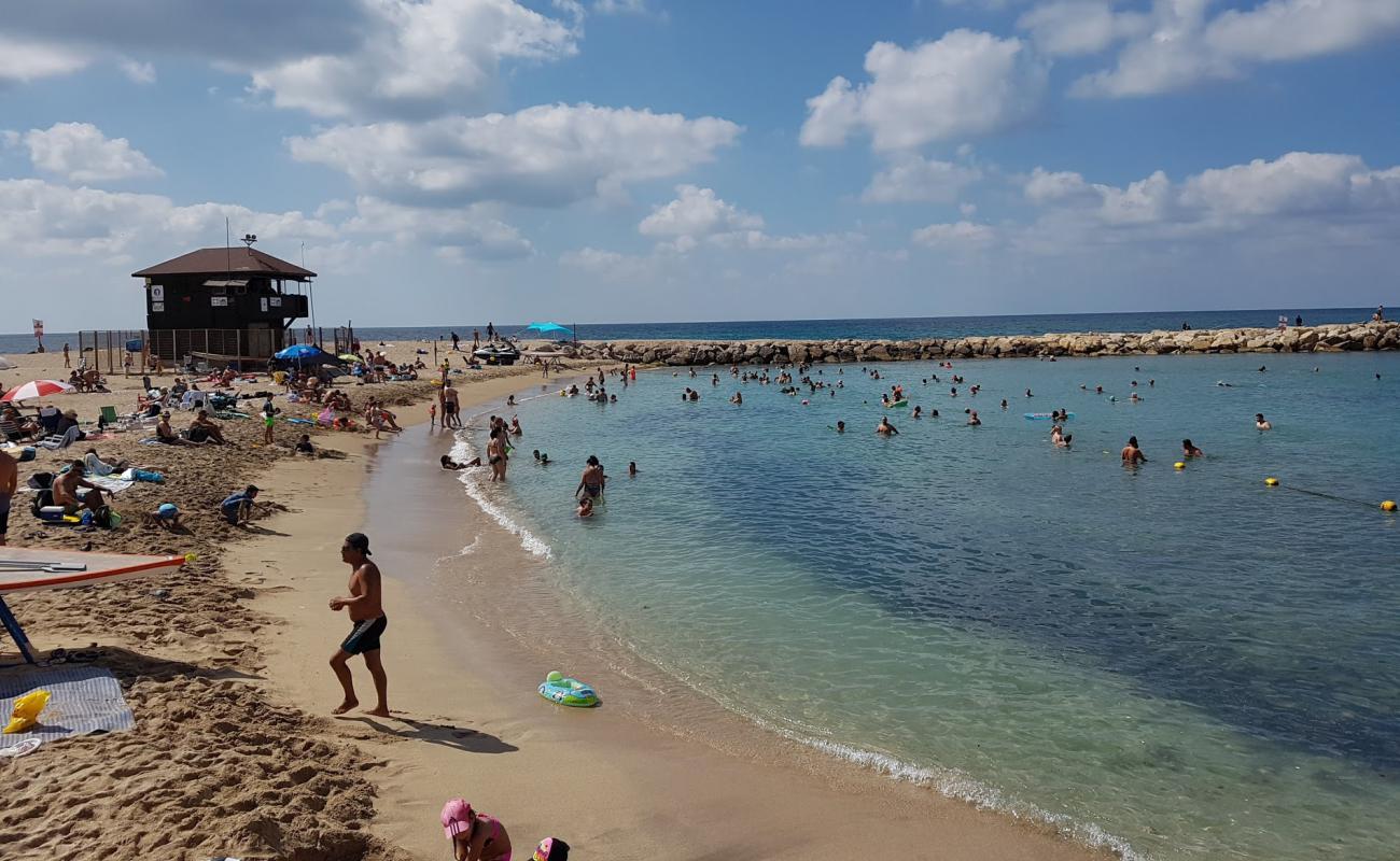 Bat Galim beach'in fotoğrafı parlak kum yüzey ile