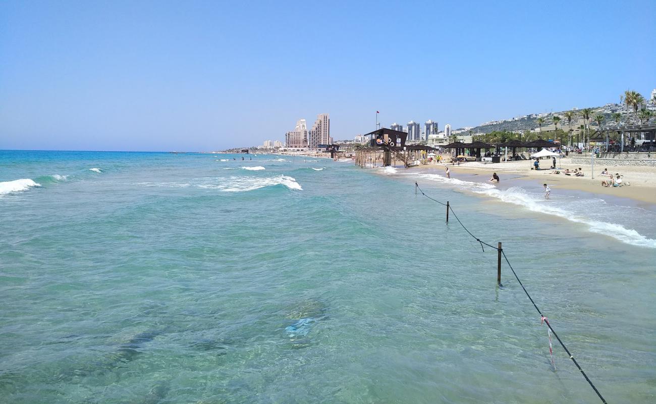 Zamir beach'in fotoğrafı parlak kum yüzey ile