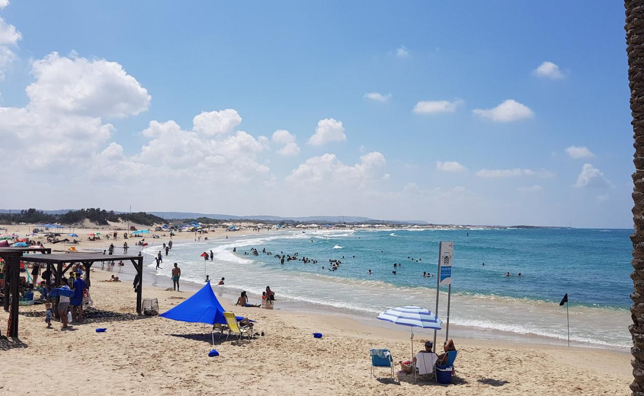 Neve Yam beach'in fotoğrafı parlak kum yüzey ile