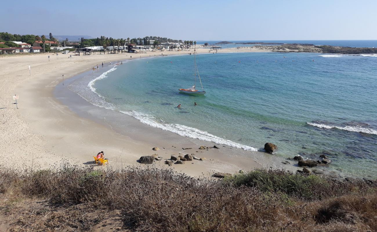 Dor beach'in fotoğrafı parlak kum yüzey ile