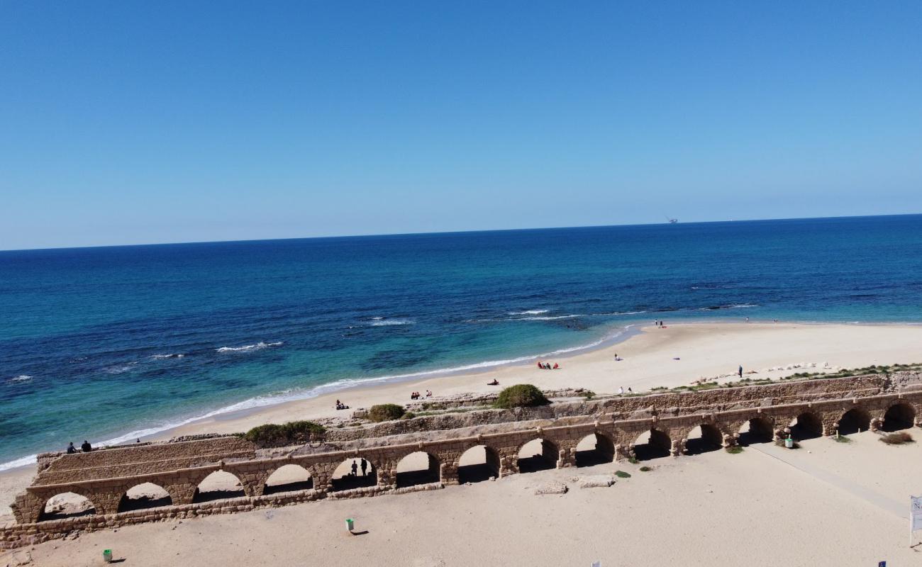 Caesarea beach'in fotoğrafı açık bej kum yüzey ile