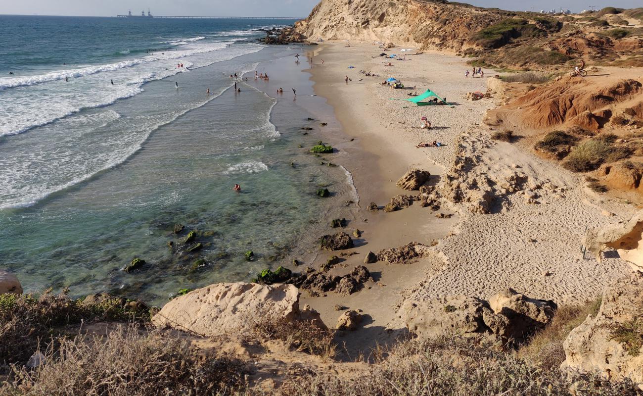 Gedor Sea beach'in fotoğrafı parlak kum yüzey ile