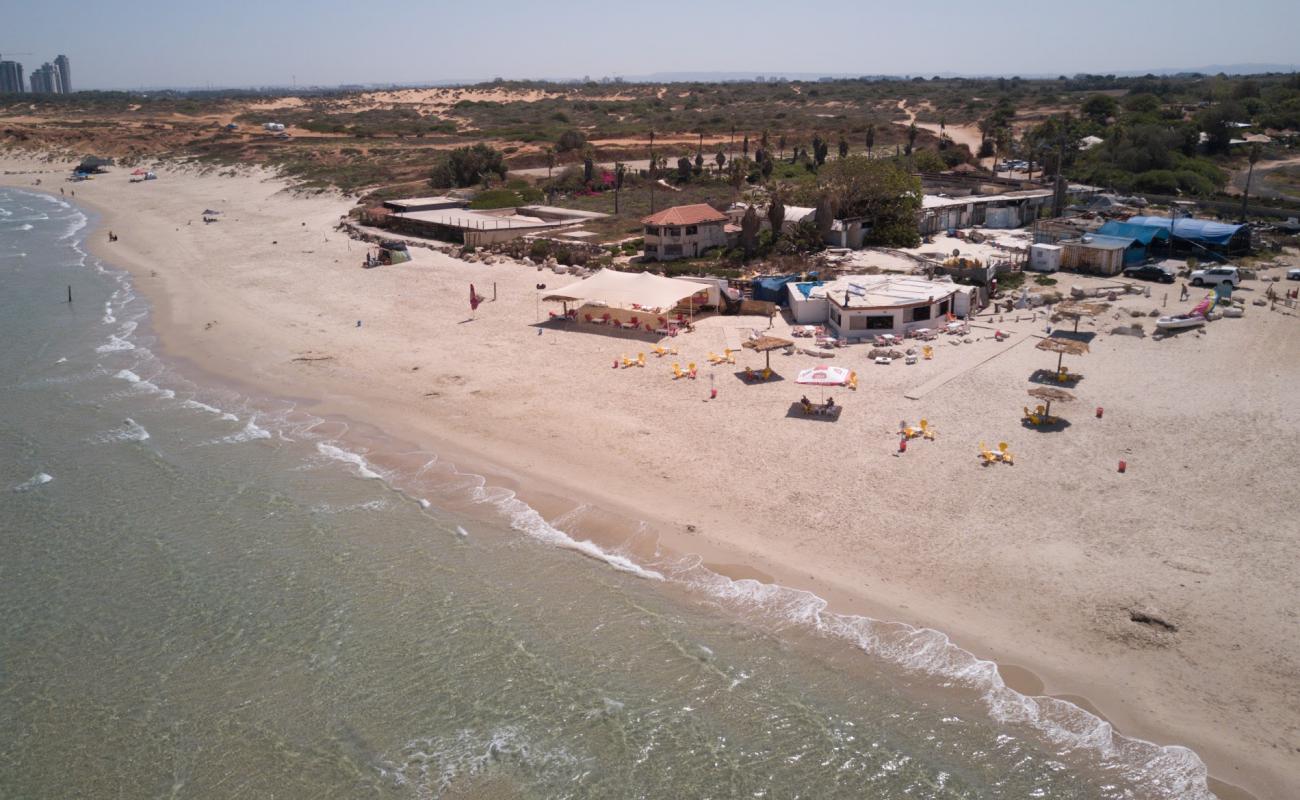 Mikhmoret beach'in fotoğrafı parlak kum yüzey ile