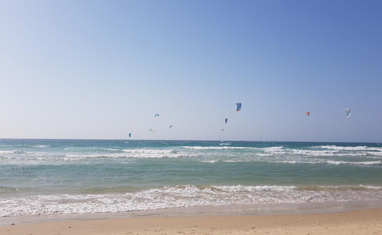 Beit Yanai beach'in fotoğrafı parlak kum yüzey ile