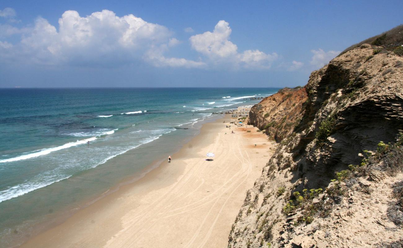 HaTchelet beach'in fotoğrafı parlak ince kum yüzey ile